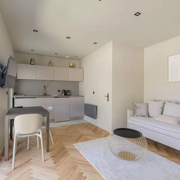 Petit studio compact et moderne, Écully, хотел в Екули