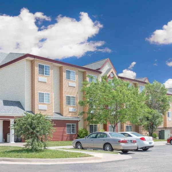 Days Inn & Suites by Wyndham Hutchinson, hotel in Hutchinson