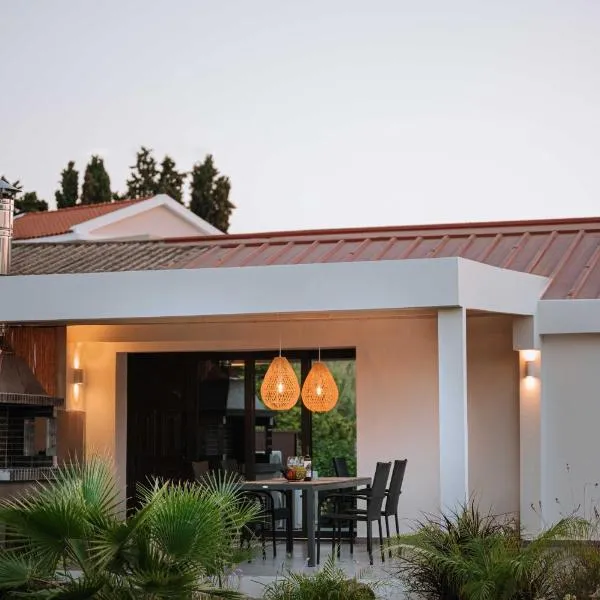 Manolis Seaside Villa with Private Pool, hotel sa Soroni