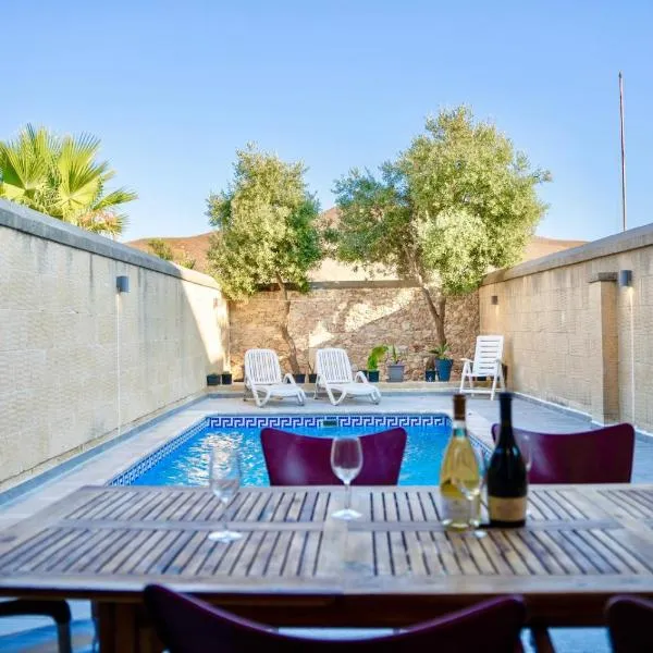 4 Bedroom Holiday Farmhouse with Private Pool, hotell i Għarb