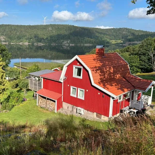 Lovely holiday house by a beautiful lake!, hotel v destinaci Svenshögen