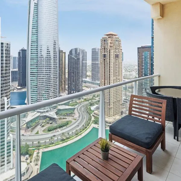 Modern & Spacious 2-Bed Condo with Panoramic Lake Views, Dual Balconies, Steps from Dubai JLT Metro By "La Buena Vida Holiday Homes", hotel v Dubaji