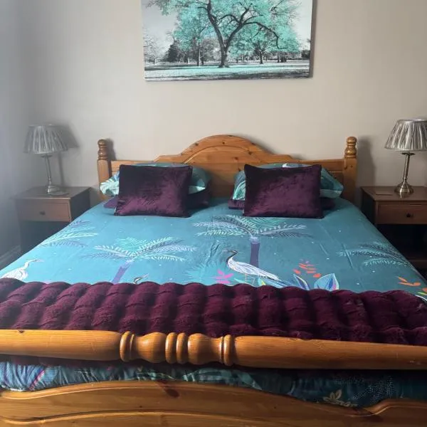 Super King, Close to Beach, Shops, Train, Shared Bathroom, hotel a St Leonards