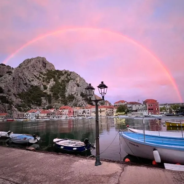 Omis apartment - near beach and town center, ground floor with small garden, hotel in Omiš