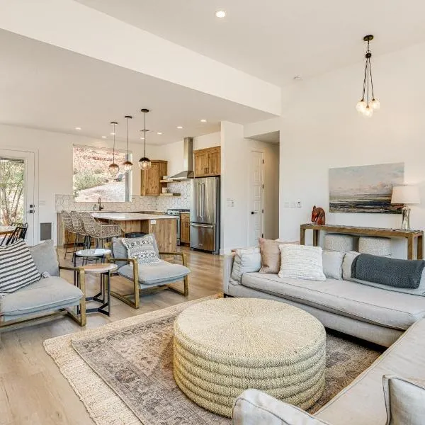 Gorgeous Kanab Home: Canyon Views & Pool Access!, хотел в Кейнаб