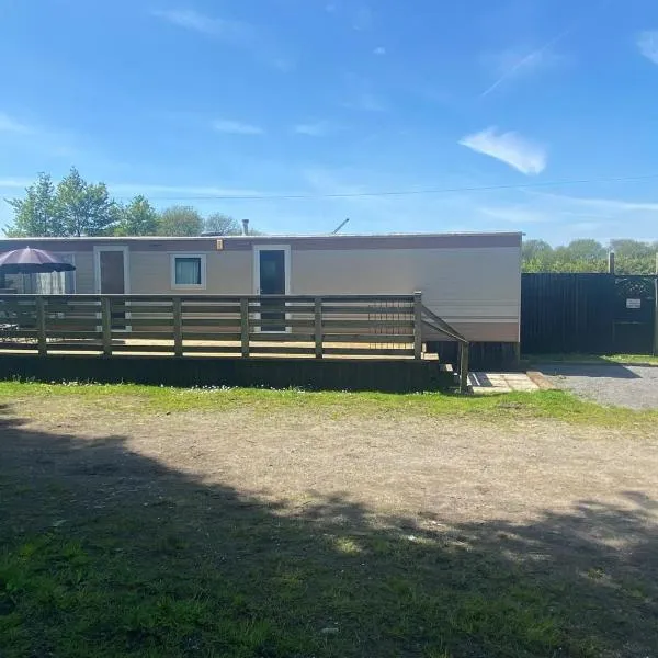 Ty gwyn farm caravan, hotel in Burry Port