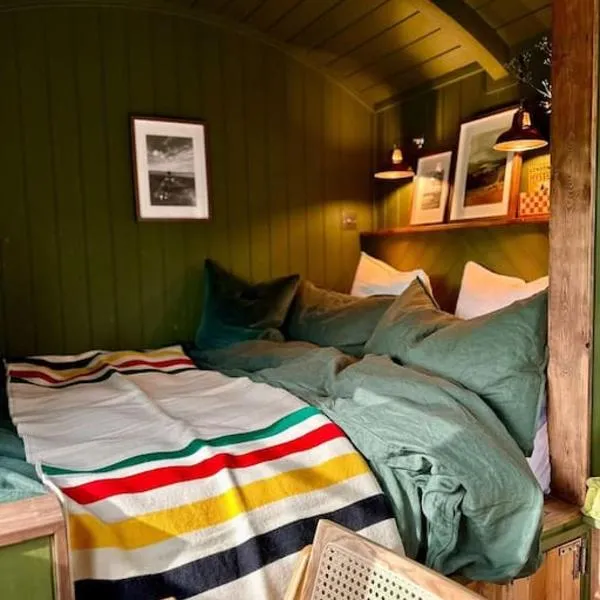 Secret Paddock Secluded Suffolk Getaway, hotel in Hollesley
