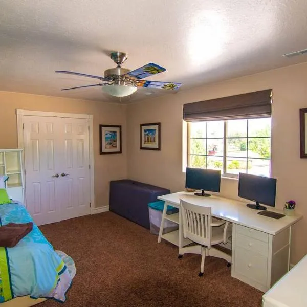 Tacit Shadow Resort Paradise Deluxe Suite, Gym, Coffee Bar, Hot-Tub, Free Laundry, Food Available, hotel v destinaci Parowan