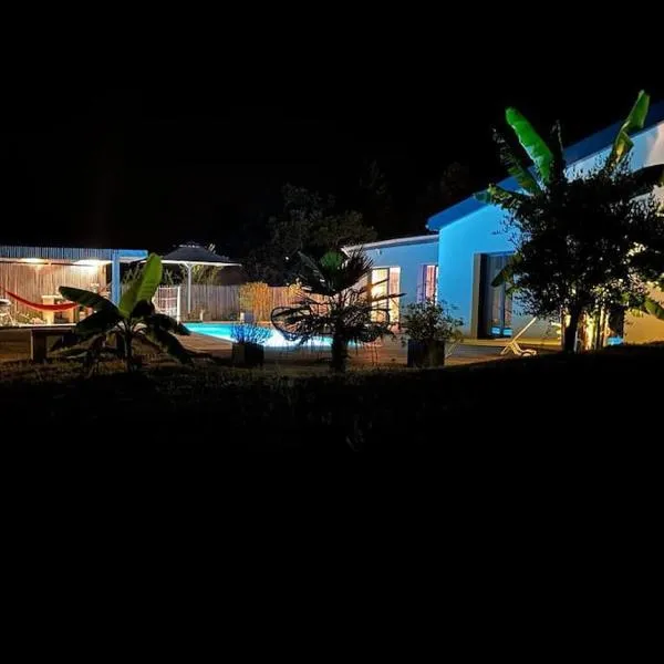 Villa Kevin piscine, pool house et pétanque 6 à 8 personnes – hotel w mieście Villefranche-de-Rouergue