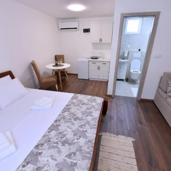 Airport Apartments TRI HRASTA, hotel v destinaci Podgorica