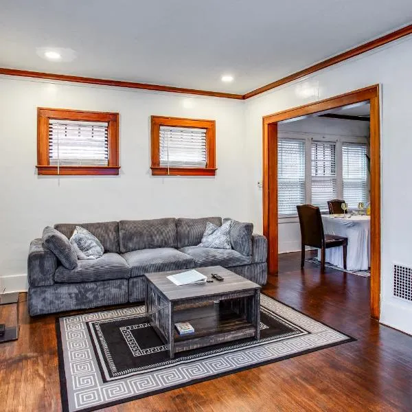 Amazing 3 bedroom home Steps, Airport, UofR, RIT, Strong, hotel v destinaci Rochester