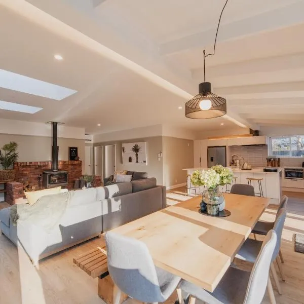 Galaxy 3BR Modern Home with Fireplace Outdoor Spa, hotel in Lake Tekapo