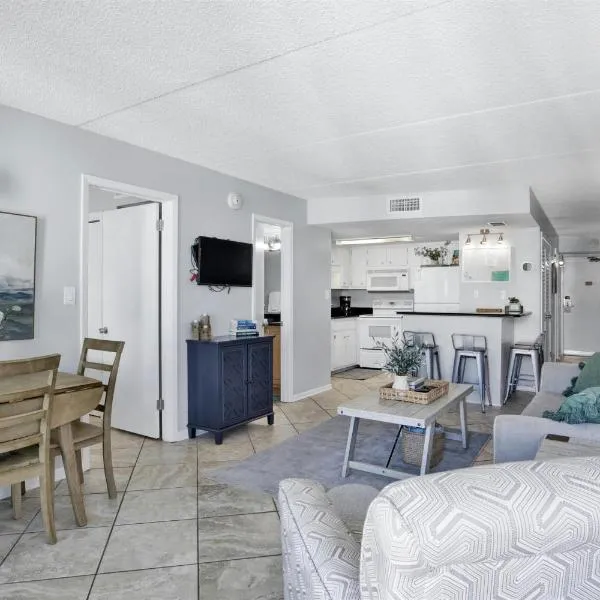 Condo on the Beach- walk to restaurants, shops and activities., hotel v destinaci Gulf Shores