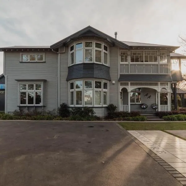 Bel Air Mansion - Sleeps 15 Villa、クライストチャーチのホテル