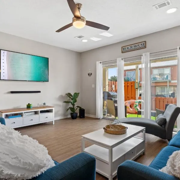 5 Min Walk to Beach, Sparkling Pool, Mins to Shops &outlet! 13, hotel in Destin