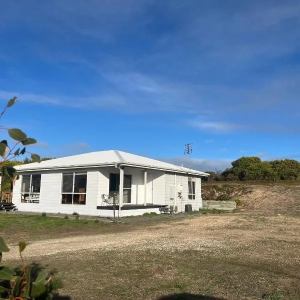 Ramblers Croft - WiFi Pet Friendly inside, hotel in Robe