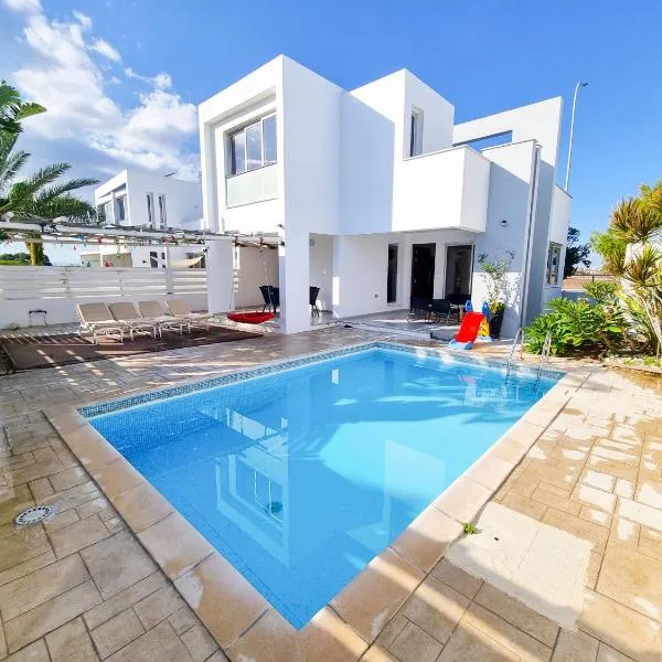 Beach Villa With Private Pool And BBQ 17, hotel v destinaci Perivolia