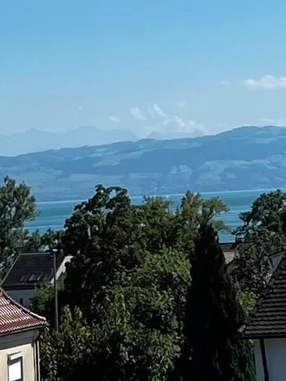 Traumhafte Ferienwohnung mit See und Bergsicht, hotel v destinaci Friedrichshafen