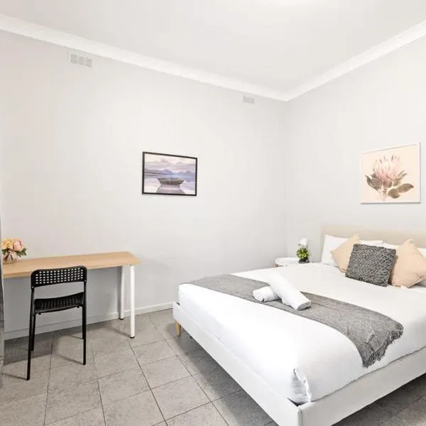 Rustic Queen Room - Conveniently Located - Shared Bathroom, hotel a Sydney