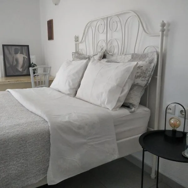 The Beekeeper's Apartment, hotel in Kími
