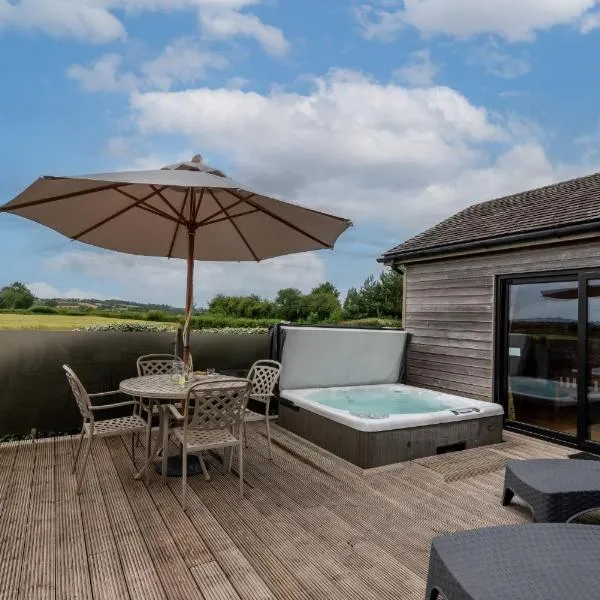 Tor Farm Lodges - Private Hot Tubs, Shared Seasonal Outdoor Pool, Dog Friendly, hotel in Cheddar