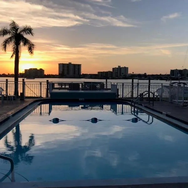 The Seashell Suite with Private Balcony and Walk to Beach, hotel v destinaci Clearwater Beach