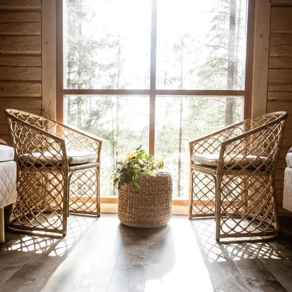 Forest Cabin Ainola next to Nuuksio National Park, in addition Hot Tub and Breakfast, hotel em Otalampi