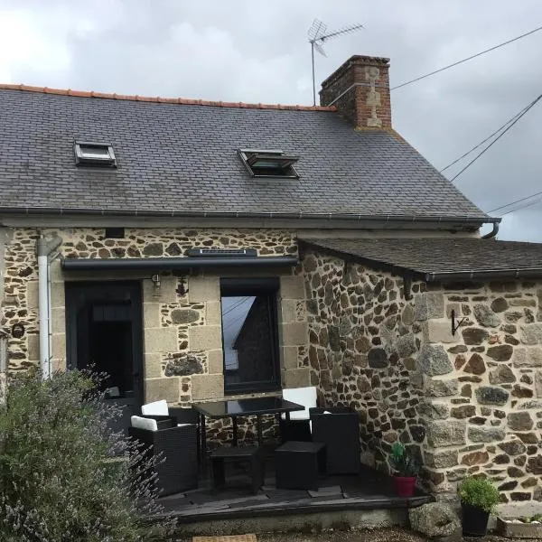 Maison en pierre à la campagne proche de la mer โรงแรมในPlourhan