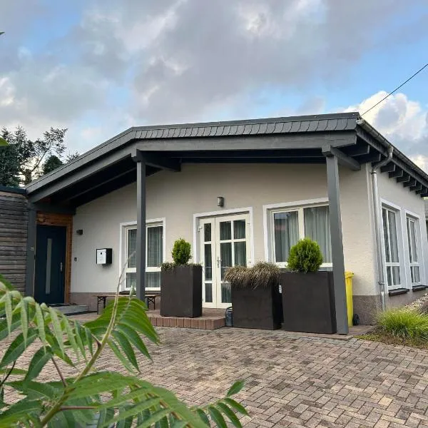 Ferienhaus AUSZEIT, hotel in Crottendorf
