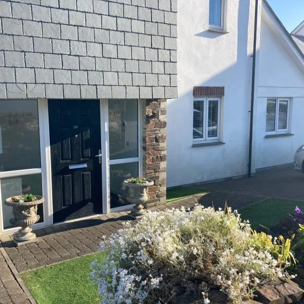 Large 5 bed house close to Crantock beach, hotel in Crantock
