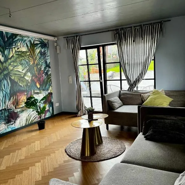 Beautiful big house with garden, ξενοδοχείο σε Τύμπινγκεν