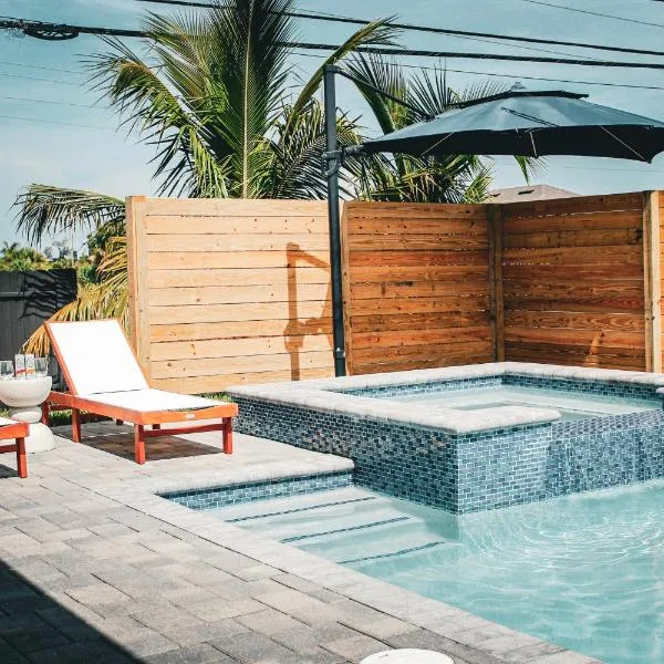 Luxurious Waterfront Home with Heated Pool and Jacuzzi, hotel v destinaci Cape Coral