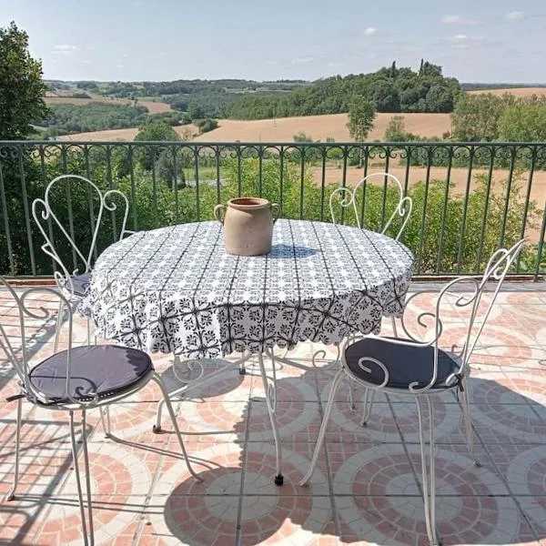 Maison de village avec superbe vue, hotel v destinaci Cuq