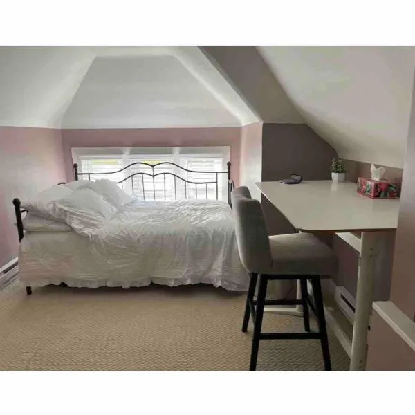 Elevated Entertainment Sleep Suite, hotel in Cleveland