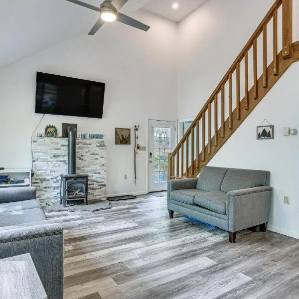 Screened Porch and Deck Pet-Friendly Poconos Escape, hotel v destinaci Lackawaxen