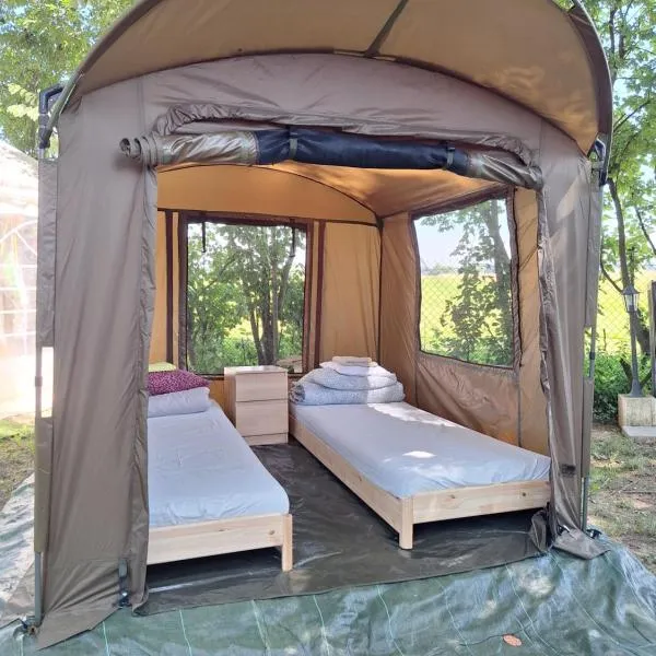 Pole Namiotowe Kogutowo, hotel v destinaci Wietrzychowice