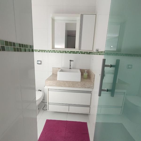 Casa com garagem, ar condicionado, sala tv e jantar, cozinha completa e lavanderia - Foto 3