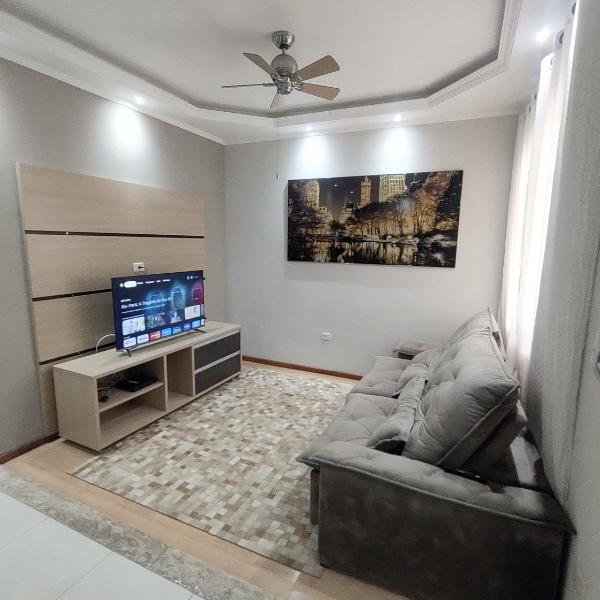 Casa com garagem, ar condicionado, sala tv e jantar, cozinha completa e lavanderia