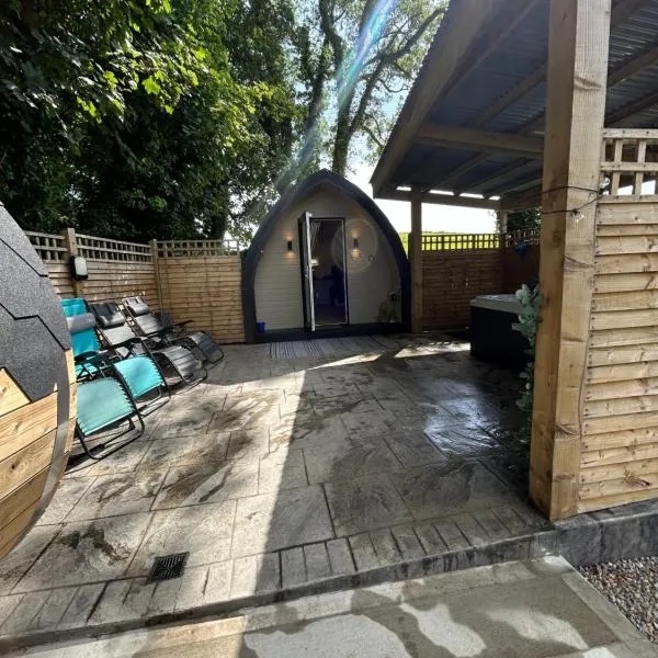 Paddock Pod - Sleeps 4 & Roofed Over Private Hot Tub & NEW SAUNA, hotel v destinaci Burnfoot