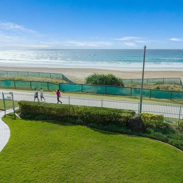 Absolute Beachfront 3BR Apartment Ocean Views Pool Spa & Tennis Court, hotel di Gold Coast