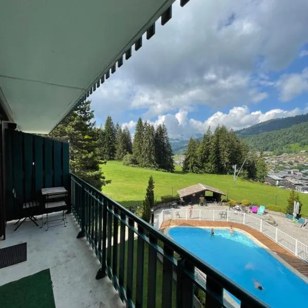 Studio ski aux pieds vue superbe sur les pistes: Les Gets şehrinde bir otel