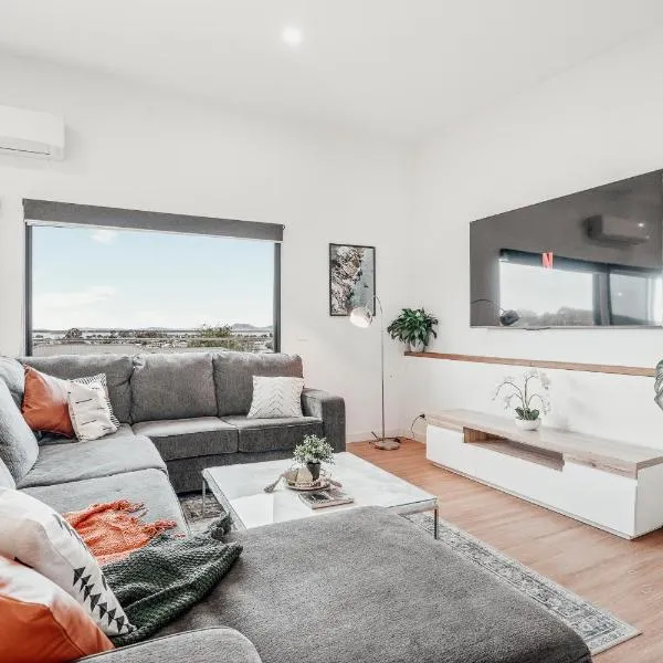 Hobart Luxury Family Home with Spa & Fire Pit, Sleeps 8, hótel í Sorell