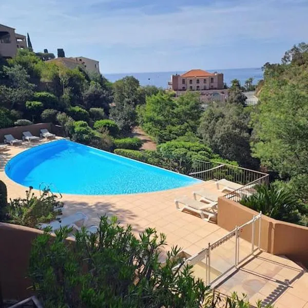 Maison bord de mer - piscine -, hotel in Théoule-sur-Mer