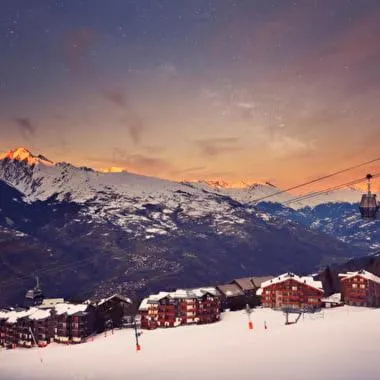 Montalbert Les Choucas, sur la piste à côté de la télécabine, hotel di Aime La Plagne