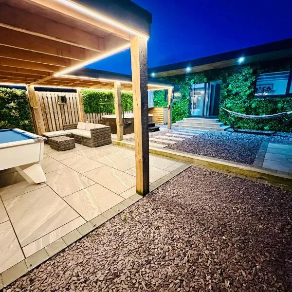 Hazells Lodge Farm Stay Sleeps 2 Undercover Hottub and Pool Table, hotel v destinaci Galston