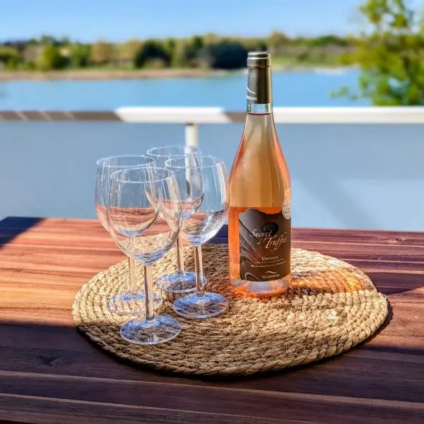 Lakeside Provence - Appartement classé 4 étoiles, Vue sur le lac, Parking sous-sol, double clim – hotel w mieście Monteux