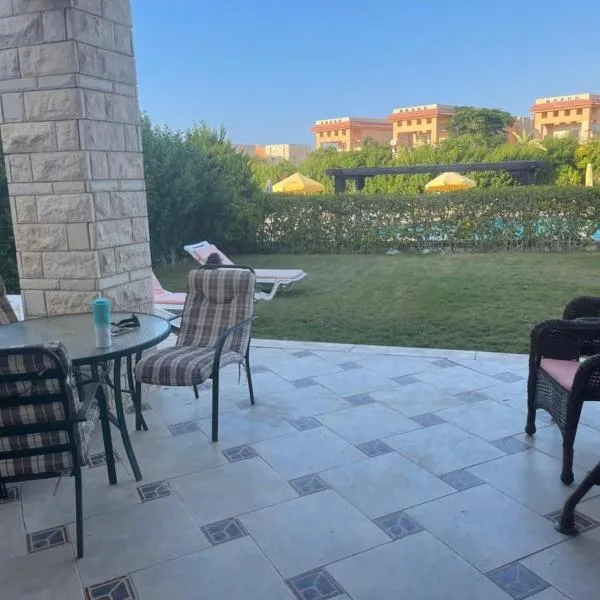 Amazing standalone Villa with 4 master rooms, private Garden, and pool, hotell i Al Ḩammām