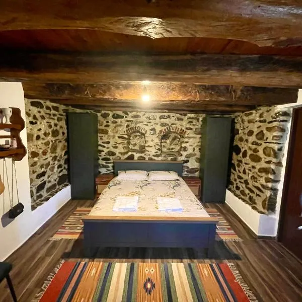 Casa de sub Salcie, hotel v destinaci Curtea de Argeş