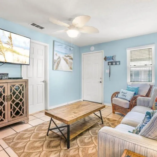 Sunrise Village 215- 2BR 1BA gulf front sleep 6، فندق في غولف شورز