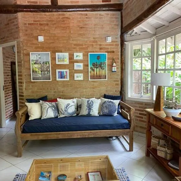 Casa charmosa em Juquehy cercada de verde com banheira e churrasqueira, hotel v destinaci São Sebastião